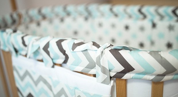 Тканевые накладки на бортики в детскую кроватку "Зигзаги голубые" сатин - купить Аксессуары для детских кроваток по цене 1254.0