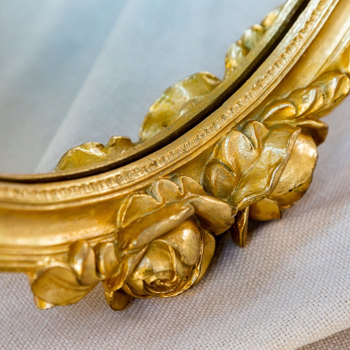 Настенное зеркало Галика в раме золотого цвета - лучшие Настенные зеркала в INMYROOM