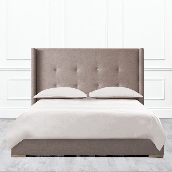 Кровать Davenport из массива с обивкой коричневого цвета