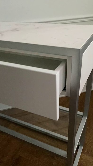 Консоль серо-белого цвета с дополнительной стеклянной полкой - лучшие Консоли в INMYROOM