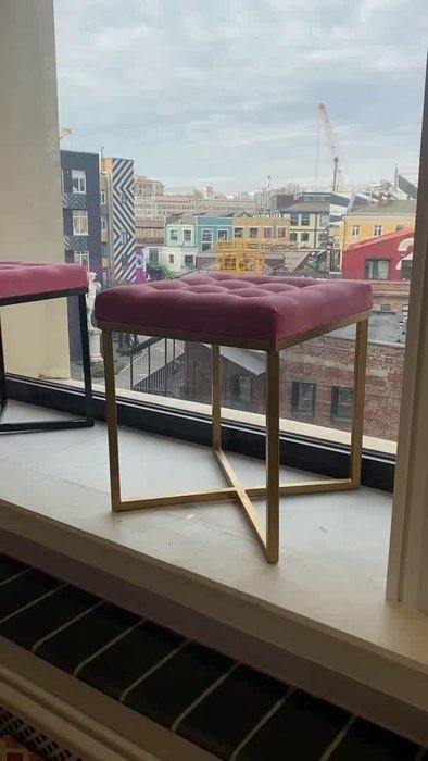 Пуф с мягким сидением розового цвета на черных металлических ножках - лучшие Пуфы в INMYROOM Пуф с мягким сидением розового цвета на черных металлических ножках - лучшие Пуфы в INMYROOM