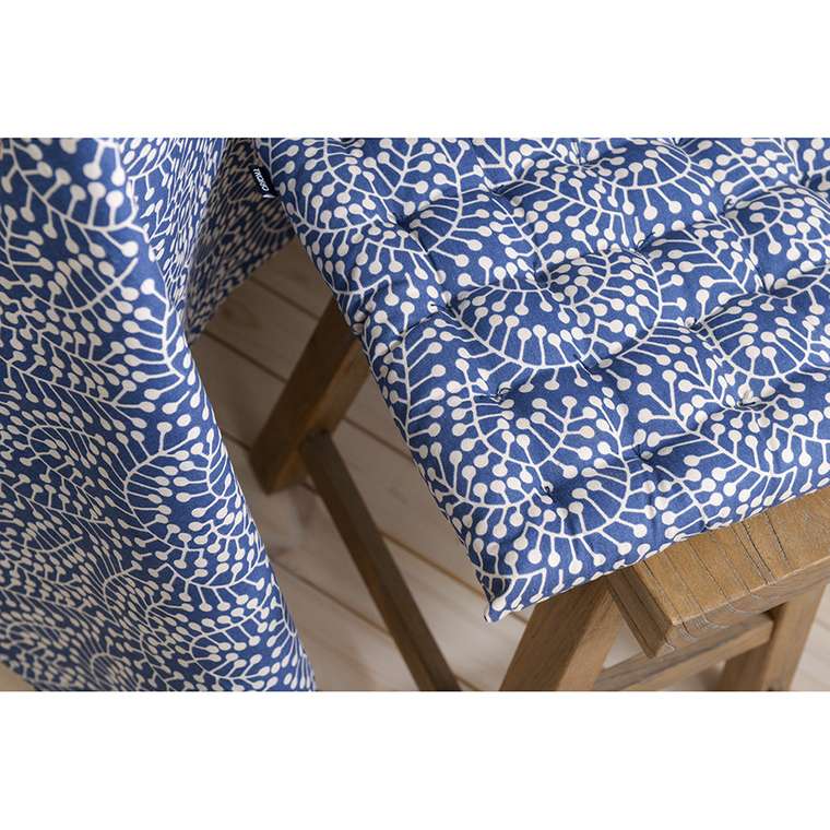 Подушка на стул из хлопка с принтом Спелая Смородина 40х40 темно-синего цвета