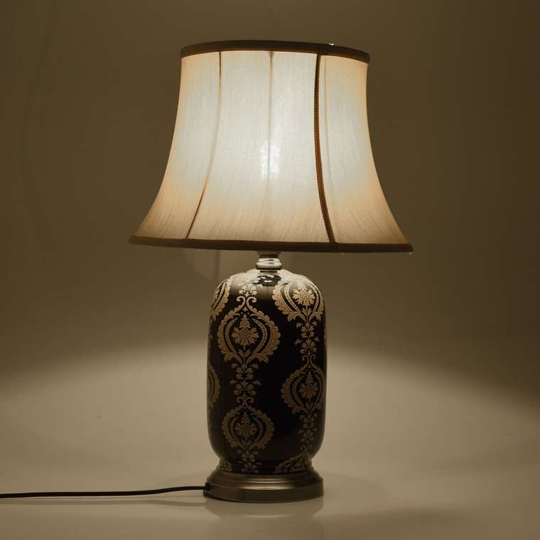 Лампа настольная с бежевым абажуром 