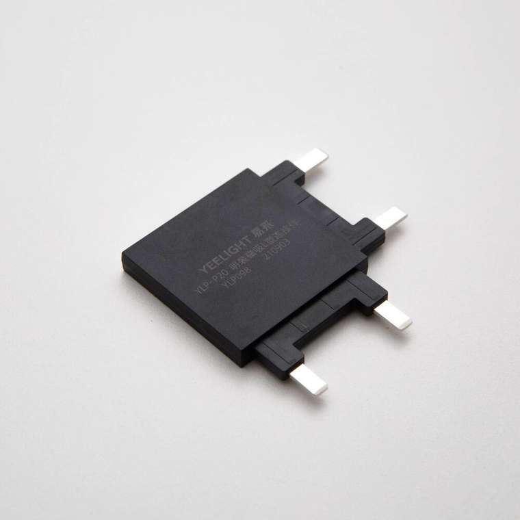 Коннектор P20 для магнитного трека L-типа черного цвета