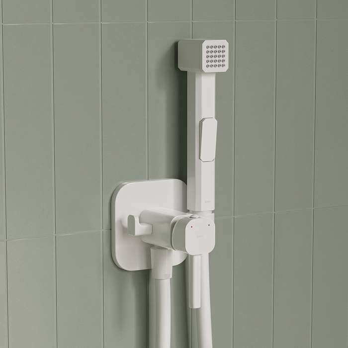 Встраиваемый смеситель IDDIS с гигиеническим душем белого цвета