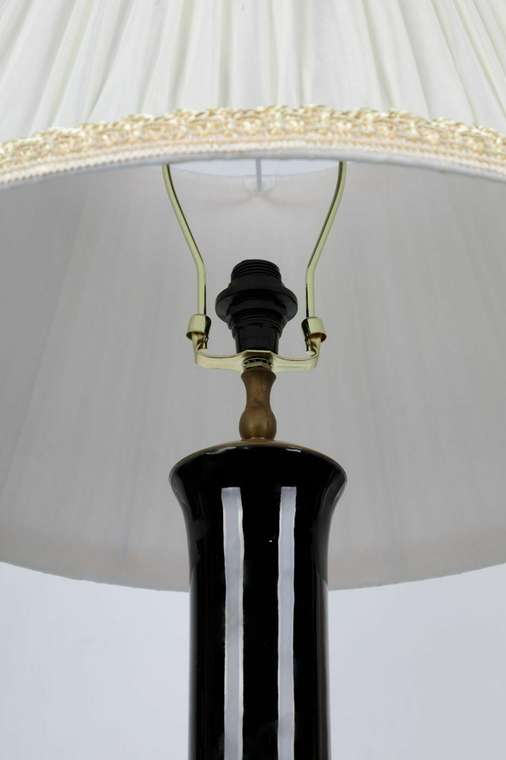 Настольная лампа с абажуром черно-бежевого цвета