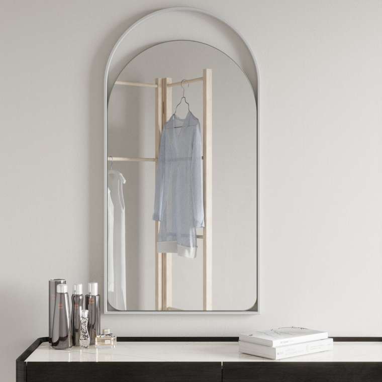 Дизайнерское арочное настенное зеркало Arkelo S в металлической раме белого цвета.