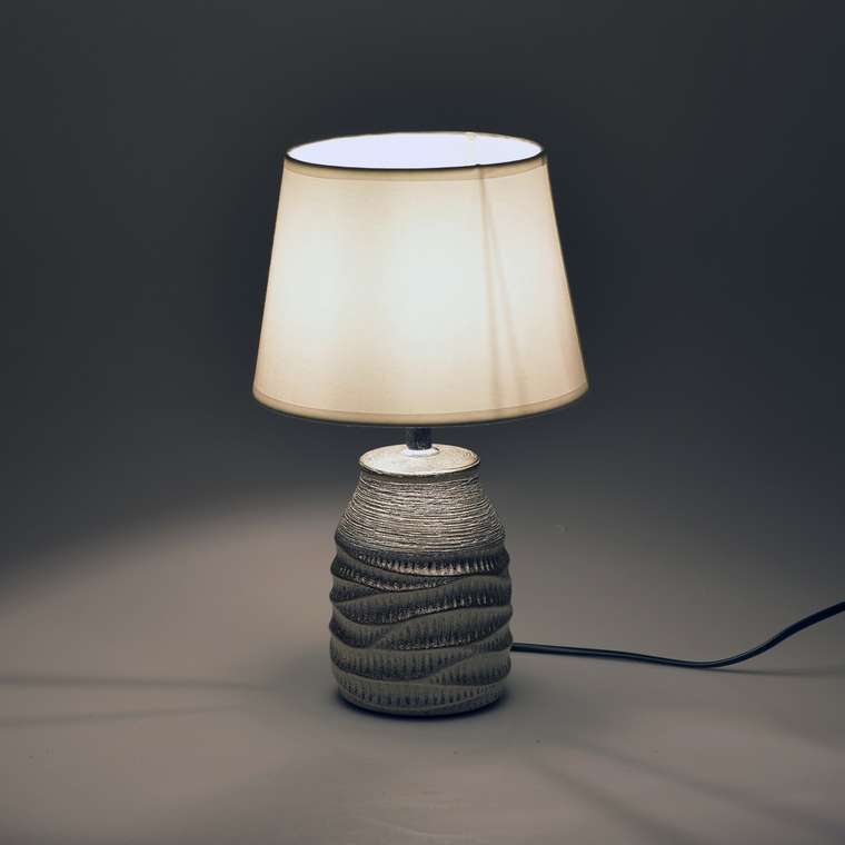 Лампа настольная с белым абажуром 
