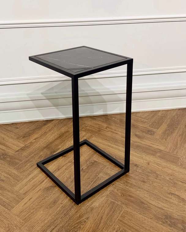 Приставной столик черного цвета с мраморной столешницей 