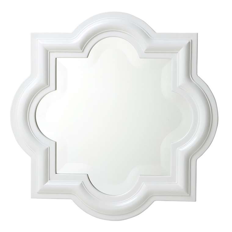 Настенное зеркало с белой рамой