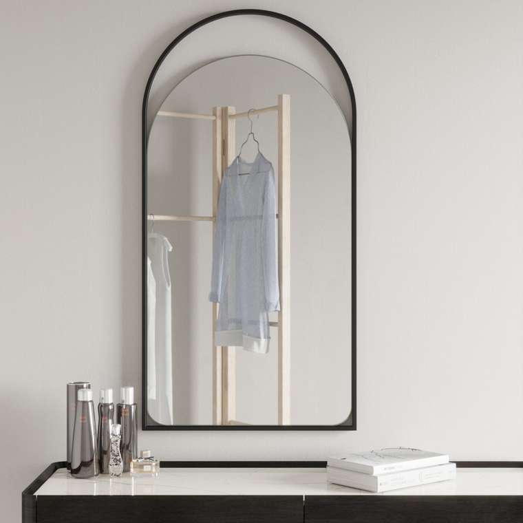 Дизайнерское арочное настенное зеркало Arkelo S  в металлической раме черного цвета.