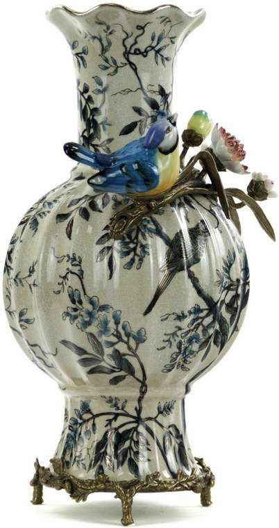 Фарфоровая ваза с птицей бело-синего цвета