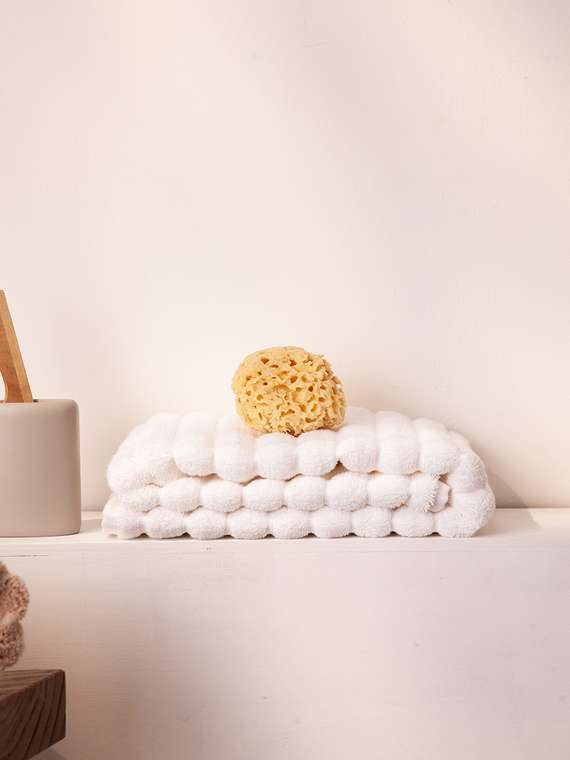 Полотенце банное waves белого цвета из коллекции essential, 70х140 см