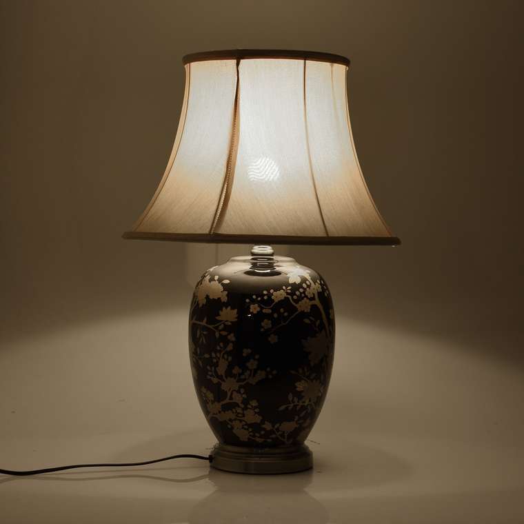 Лампа настольная с бежевым абажуром