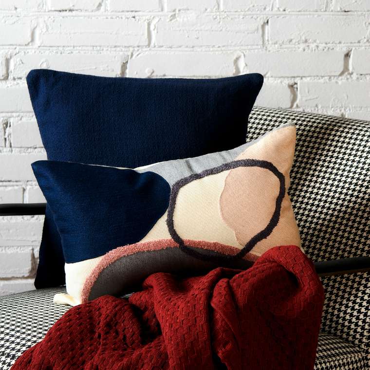 Подушка декоративная Essential из хлопка фактурного плетения темно-синего цвета