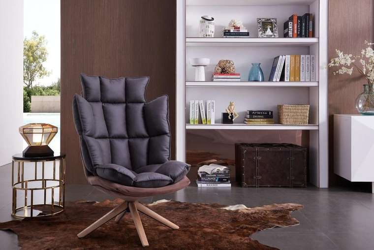 Вращающееся кресло коричневого цвета