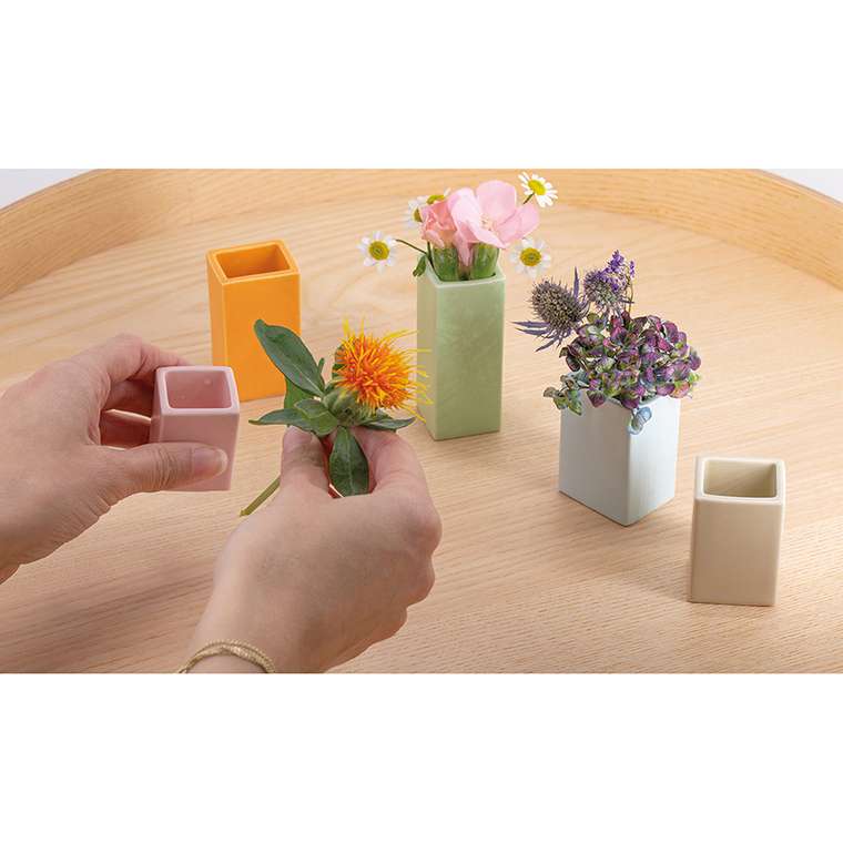 Набор из пяти фарфоровых мини-ваз 