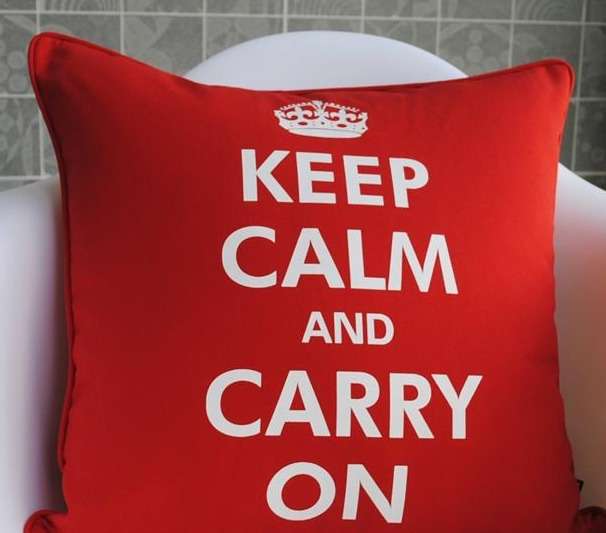 Подушка "Keep calm and carry on"