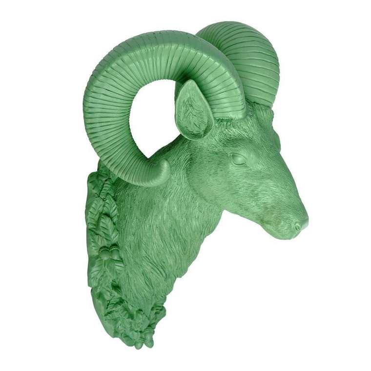 Декоративная голова барана зеленого цвета