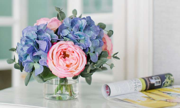 Композиция из искусственных цветов - Голубая гортензия, розы, эвкалипт