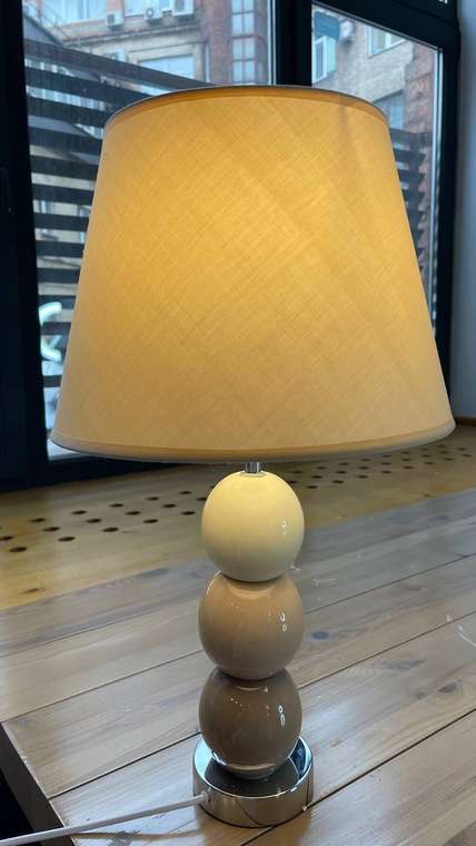 Настольная лампа с бежевым абажуром