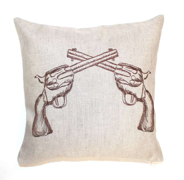 Декоративная подушка "Пистолеты"
