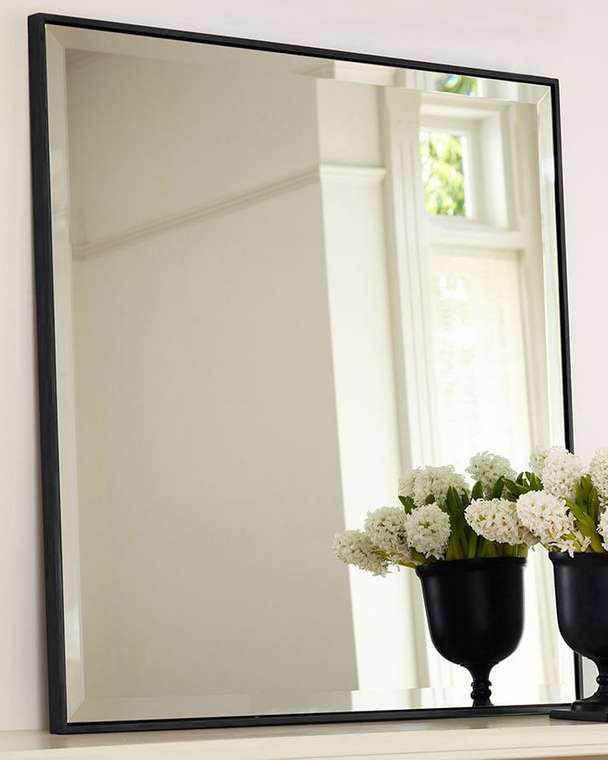 Настенное зеркало Шарлеуа 75х75 в раме черного цвета