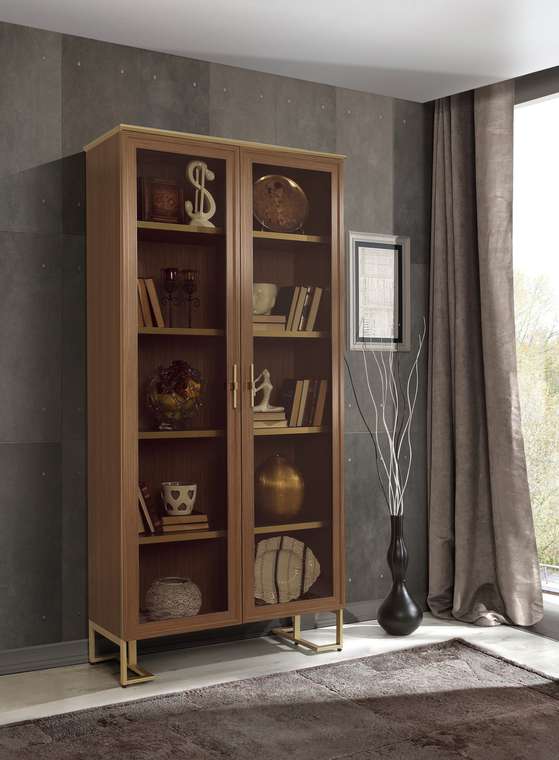 Книжный шкаф коричневого цвета на металлических ножках