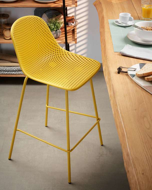 Полубарный стул Yellow Quinby stool height желтого цвета
