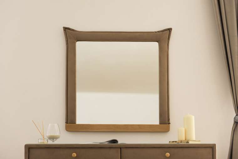 Настенное зеркало Олимпия 89х89 с пуговицами белого цвета
