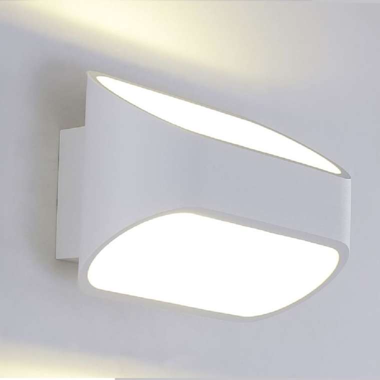 Настенный светильник CLT белого цвета