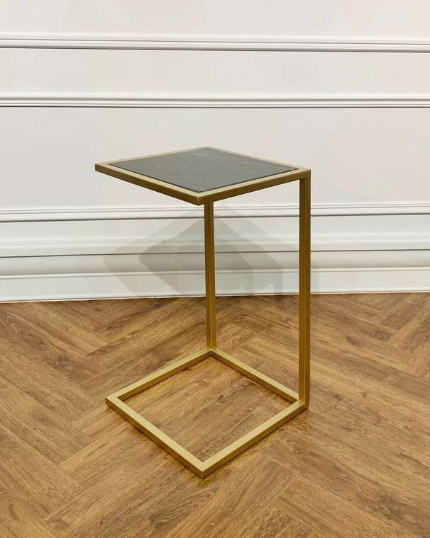 Кофейный столик золотистого цвета с мраморной столешницей