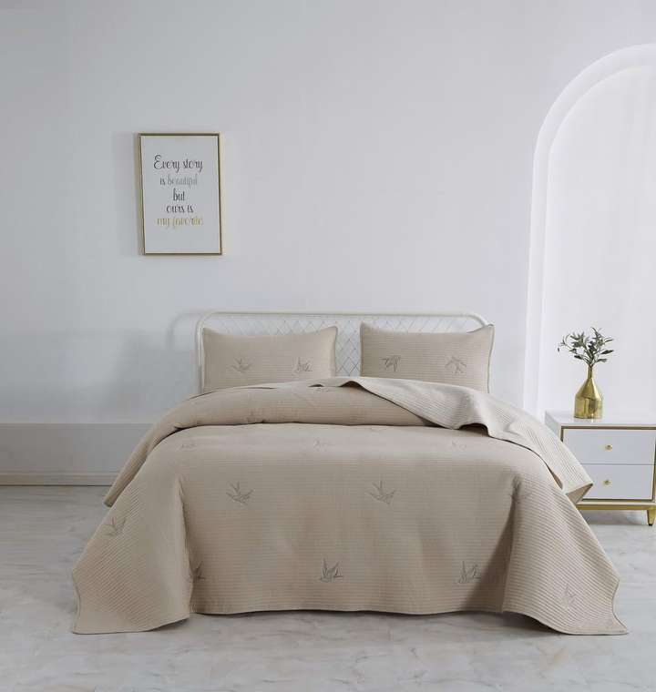 Покрывало с наволочками Жаклин 230х250 бежевого цвета