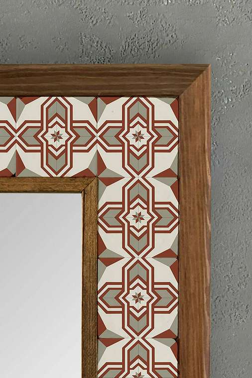 Настенное зеркало с каменной мозаикой 33x33 коричневого цвета