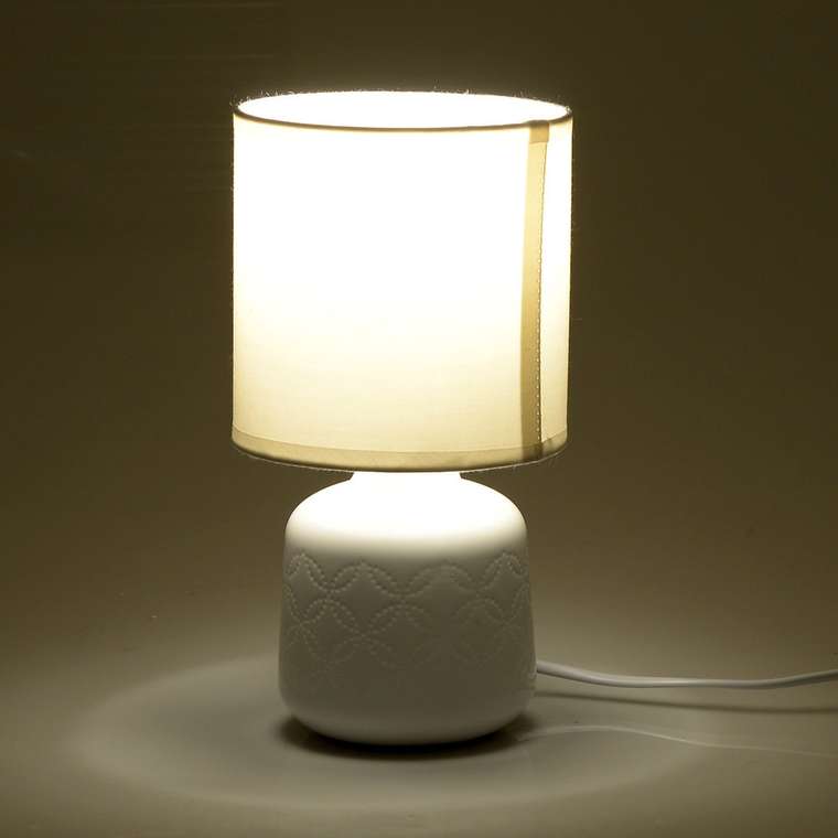 Лампа настольная белого цвета