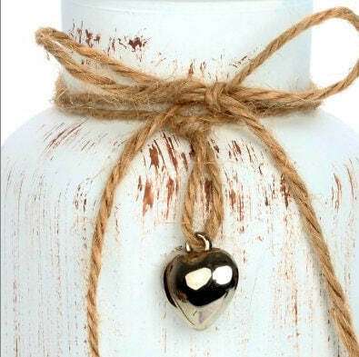 Стеклянная ваза белого цвета с эффектом потертости