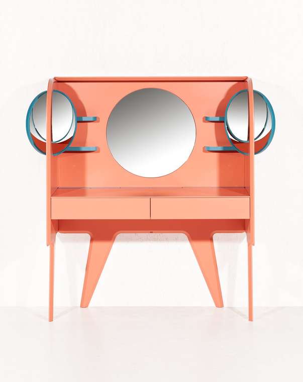 Туалетный столик с тремя зеркалами персикового цвета 