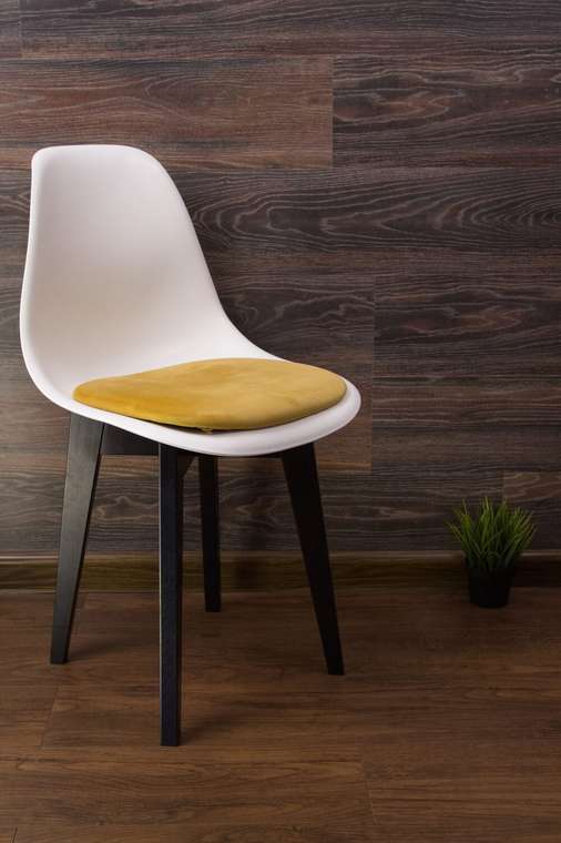 Стул Сашш бело-горчичного цвета с черными ножками