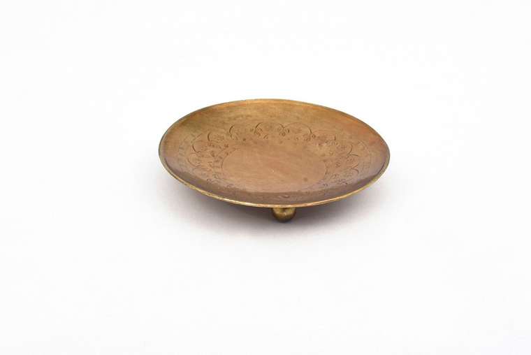 Круглая металлическая тарелка M бронзового цвета на ножках 