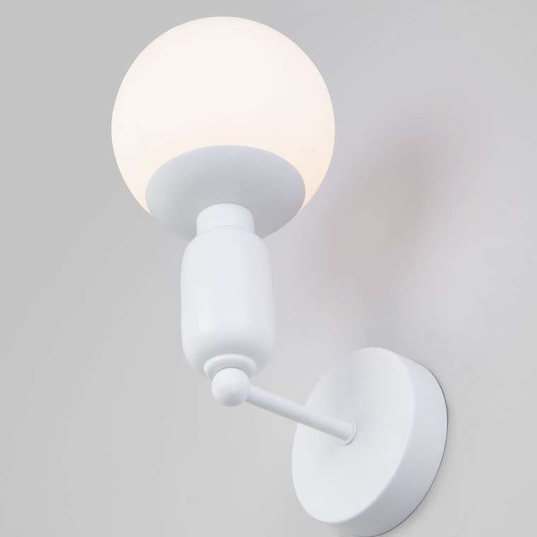 Настенный светильник Bubble белого цвета со стеклянным плафоном 