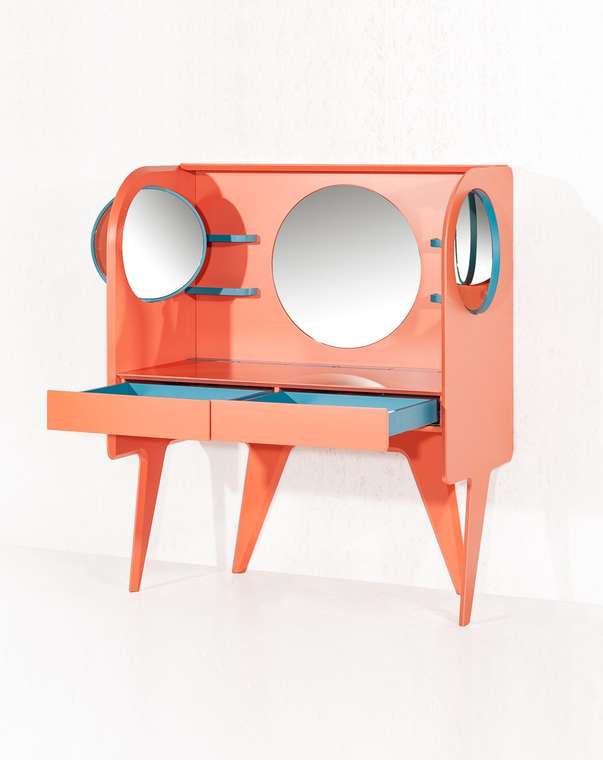 Туалетный столик с тремя зеркалами персикового цвета 