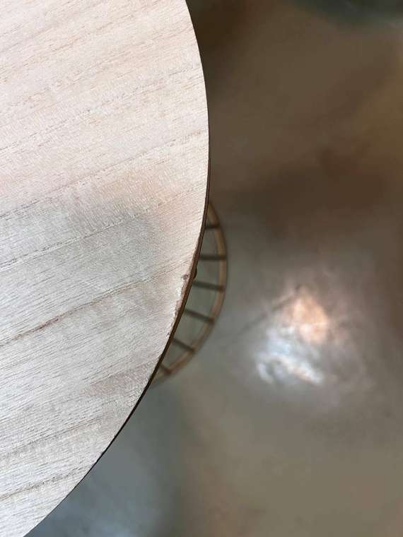 Приставной столик из дерева и металла