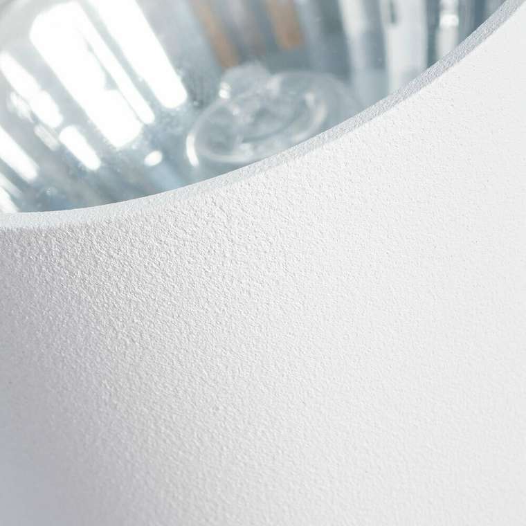 Потолочный светильник из металла белого цвета