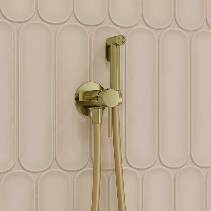 Встраиваемый смеситель IDDIS с гигиеническим душем золотого цвета