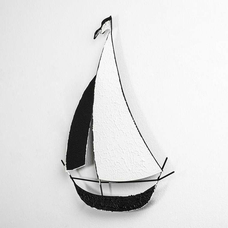 Настенный декор ручной работы Корабль 39х48 из металла черно-белого цвета