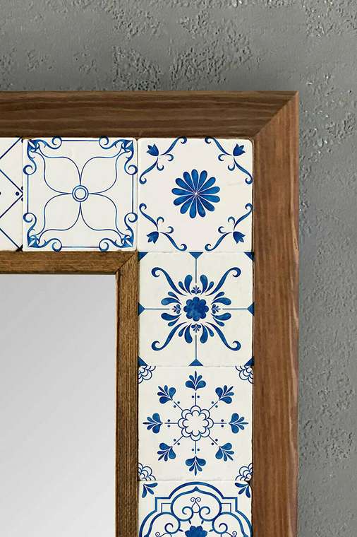 Настенное зеркало с каменной мозаикой 33x33 в раме бело-синего цвета