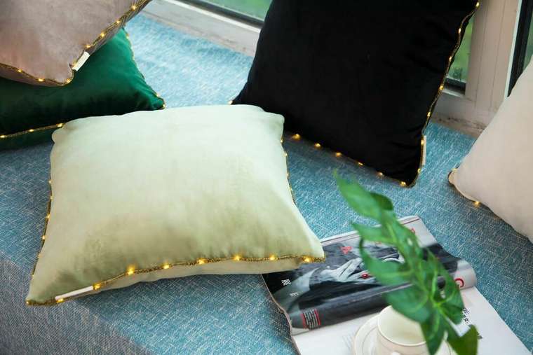 Чехол для подушки Flash 45х45 светло-зеленого цвета декорированный светодиодами 