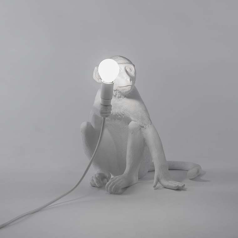 Настольная лампа SelettI Monkey из смолы белого цвета
