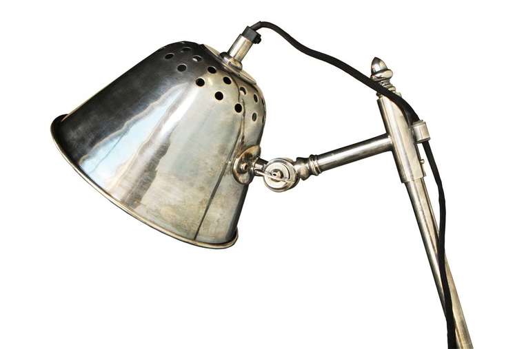 Напольная лампа цвета античное серебро