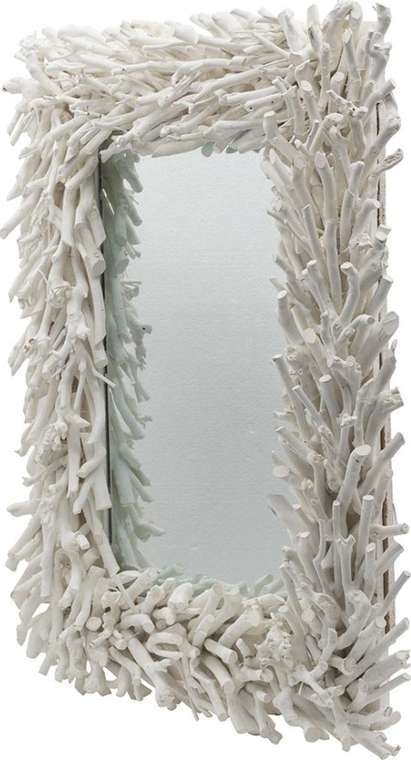 Зеркало настенное с рамой из ротанга белого цвета